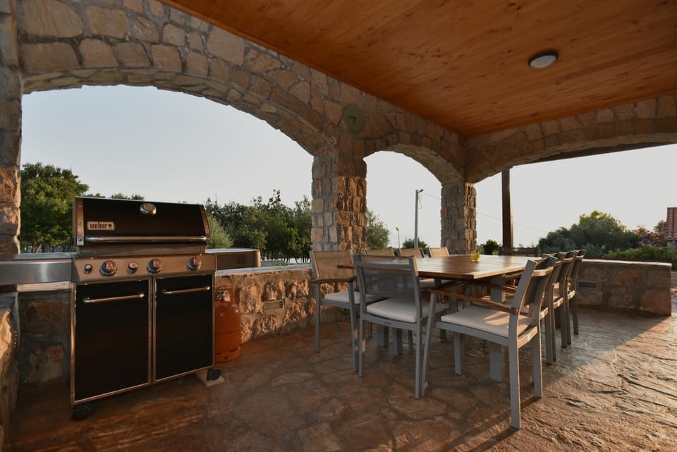 Patio, BBQ facilities