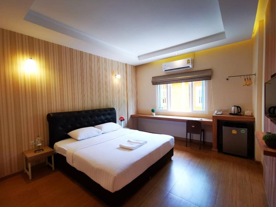 Bed, Day, Food and drinks, Other, Photo of the whole room, Decorative detail, Area and facilities, Time of day, Sunrise