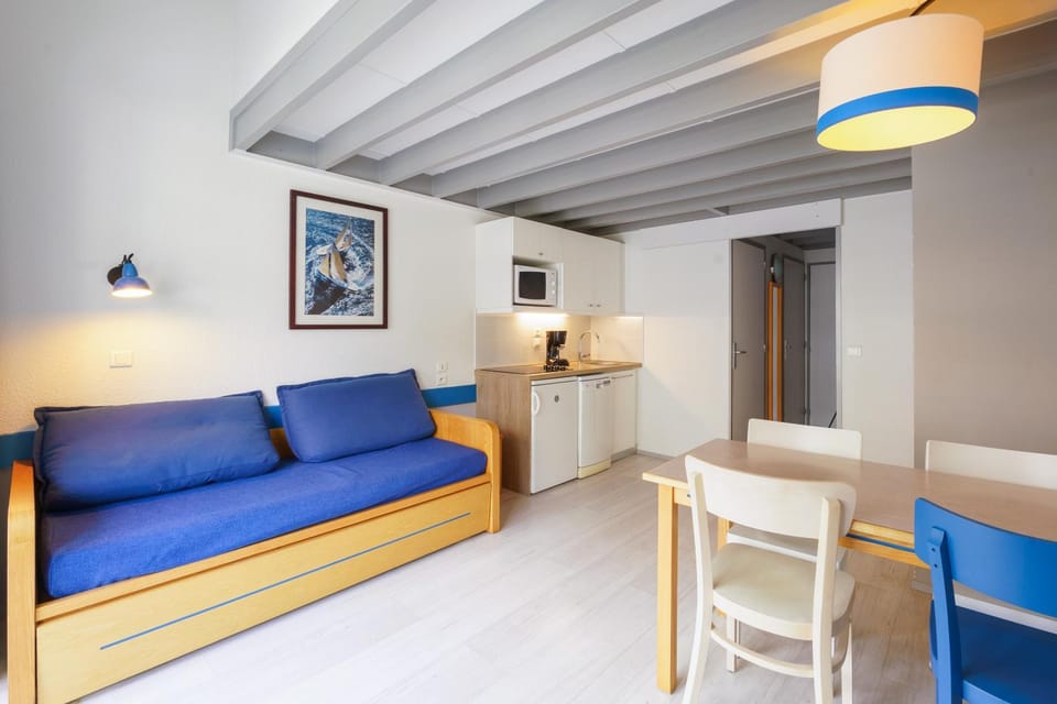 Bed, Day, Coffee/tea facilities, Kitchen or kitchenette, Living room, Photo of the whole room, Seating area, Dining area, Bedroom, dishwasher, minibar