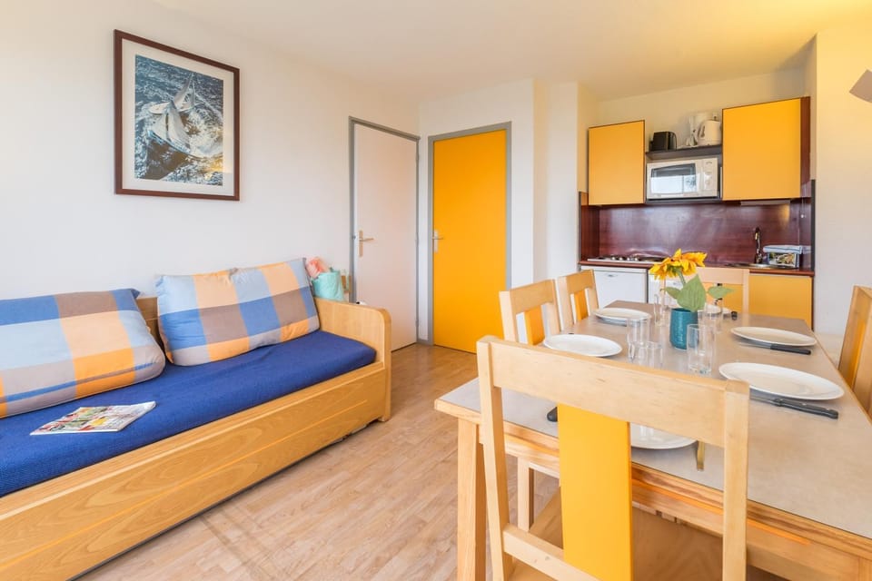 Kitchen or kitchenette, Living room, Seating area, Dining area, minibar, oven, stove