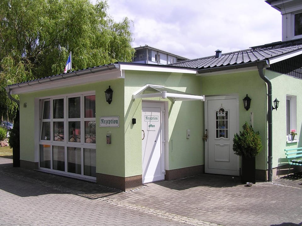 Facade/entrance, Day, Summer, Lobby or reception, On site