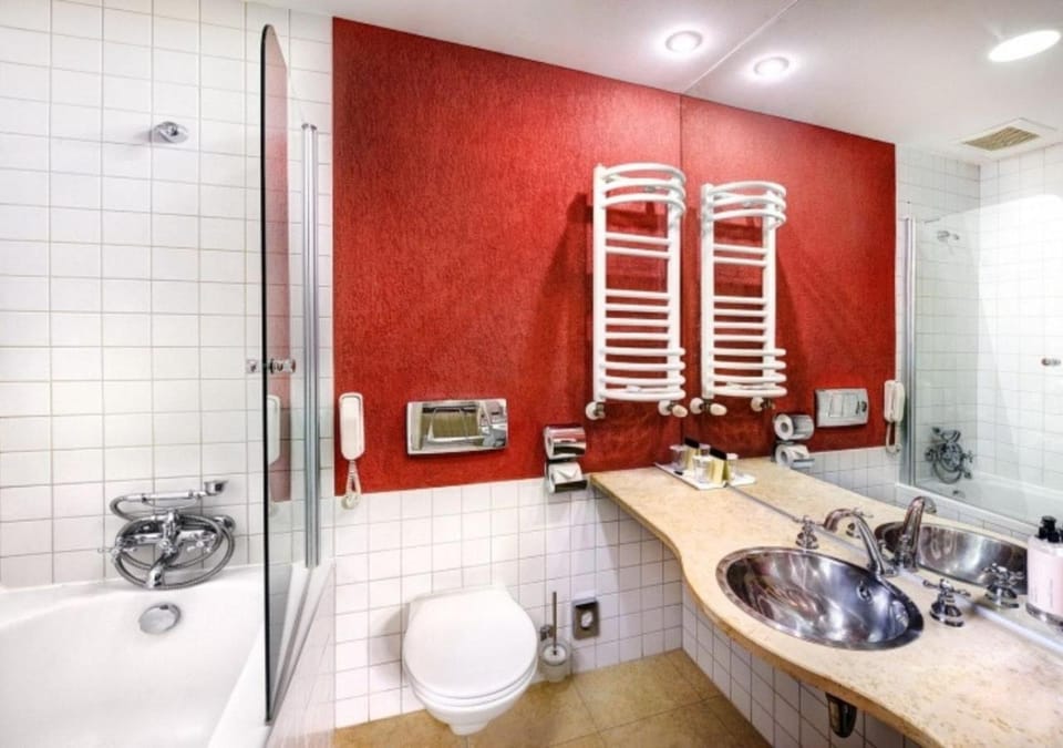 Shower, Toilet, Bathroom, towels