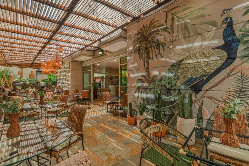 Restaurant/places to eat, Seating area, Dining area, Area and facilities