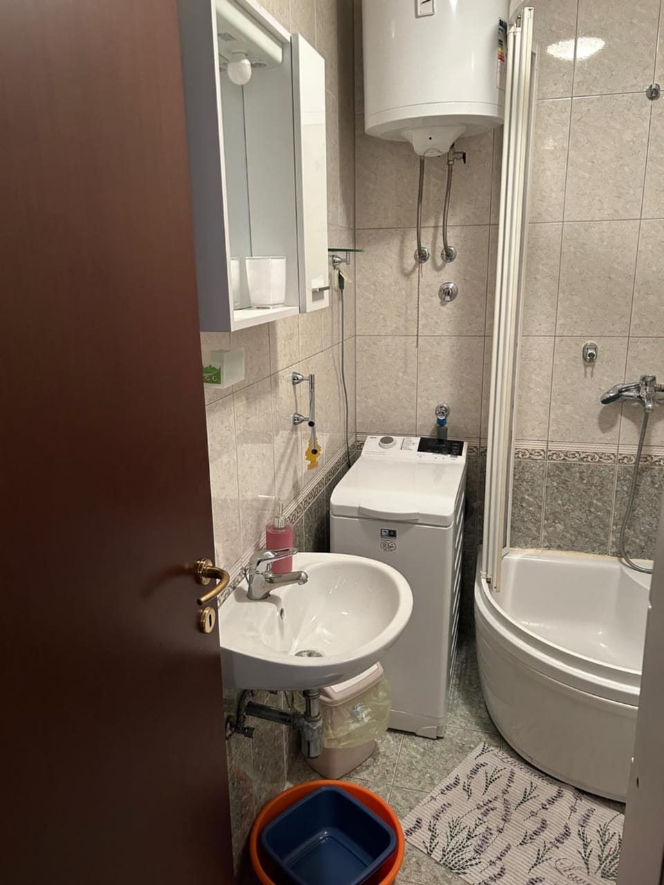 Shower, Toilet, Bathroom, towels, washing machine
