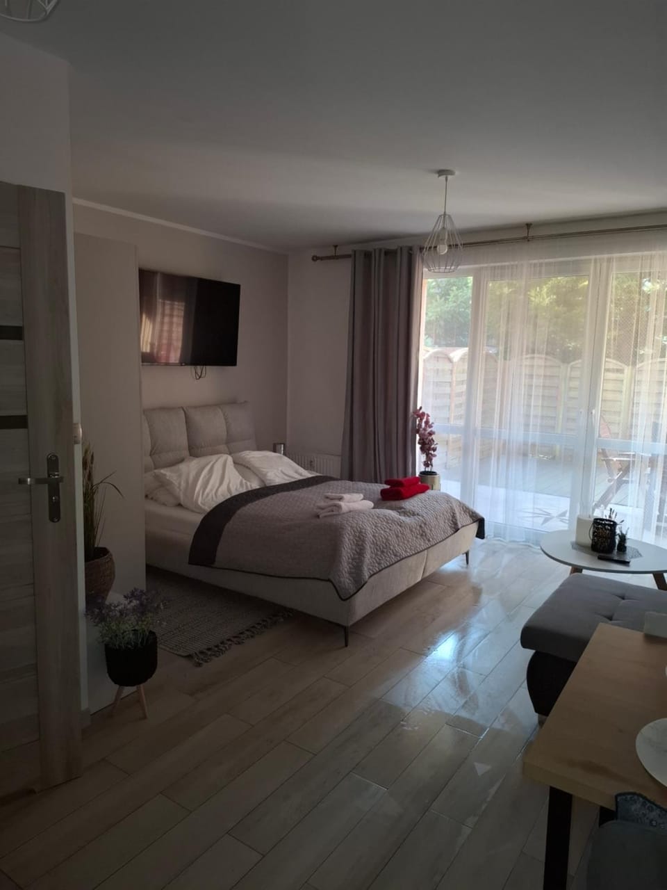 Bed, Living room, Photo of the whole room, Seating area