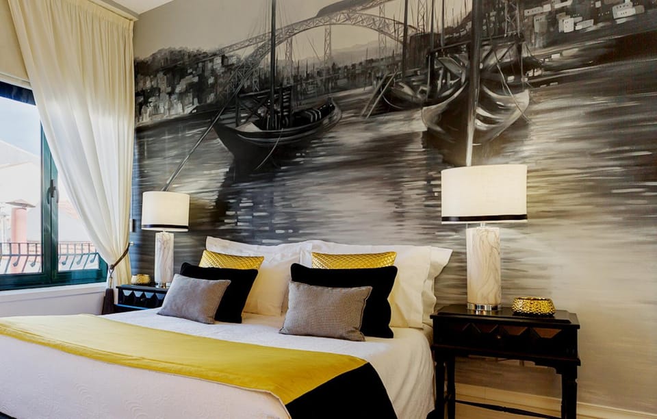 Bed, Library, Bathroom, Coffee/tea facilities, Kitchen or kitchenette, Decorative detail, Dining area, Bedroom, Street view, Quiet street view