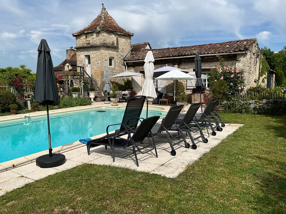 Swimming pool, sunbed