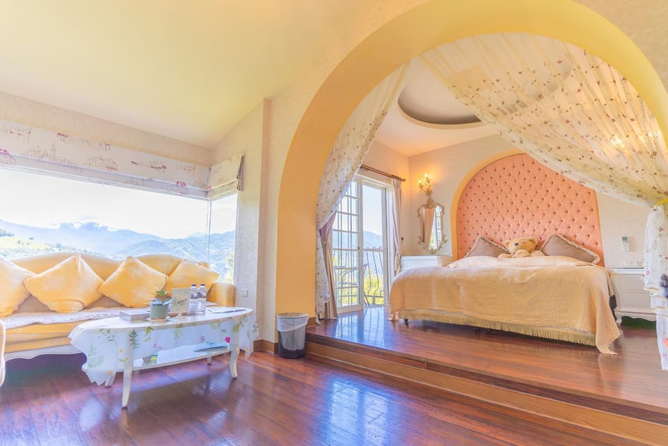 Bed, Living room, Photo of the whole room