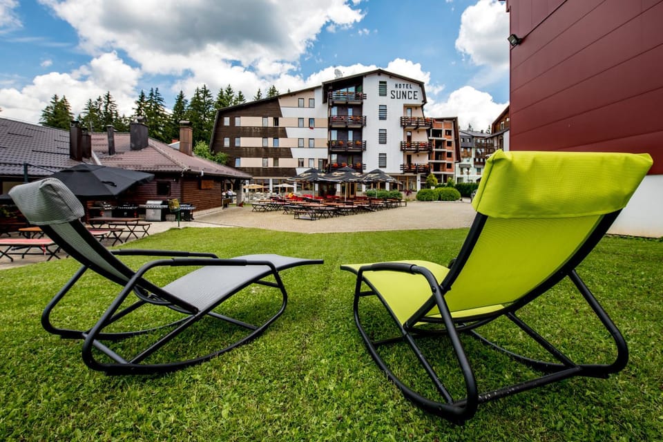 Property building, Patio, Facade/entrance, Spring, Property logo or sign, Garden, View (from property/room), Balcony/Terrace, Lounge or bar, Food and drinks, Family, sunbed