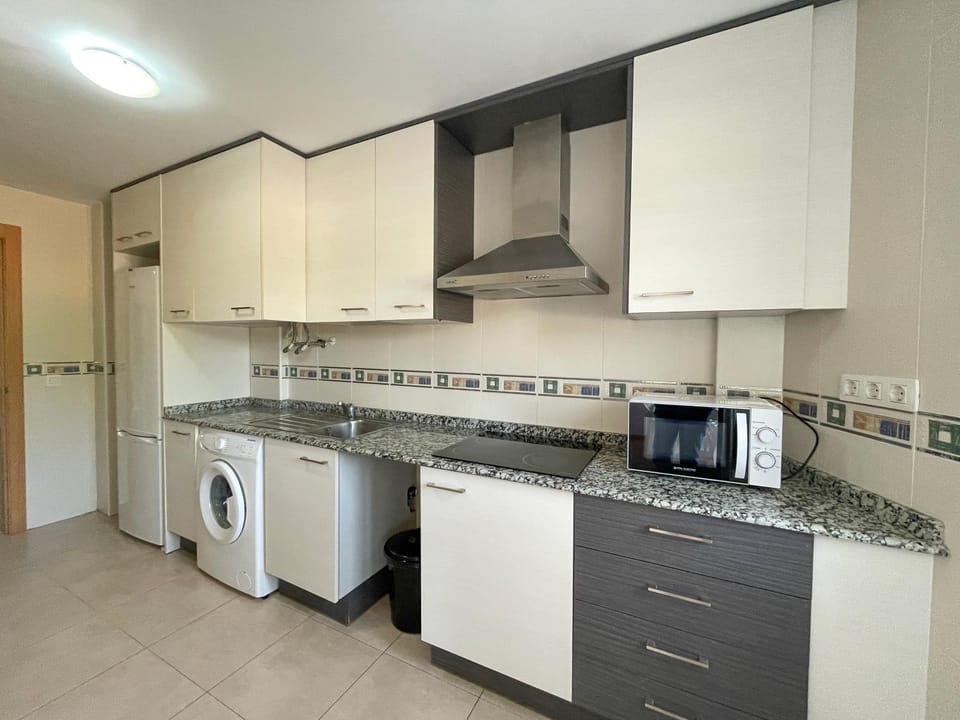 Kitchen or kitchenette, minibar, stove, washing machine