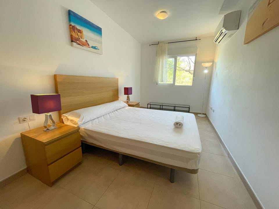 Bed, Photo of the whole room, Bedroom, air conditioner