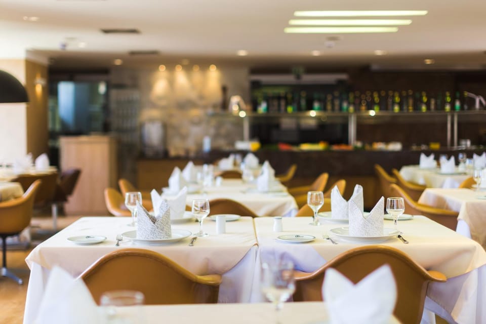 Restaurant/places to eat, Lounge or bar