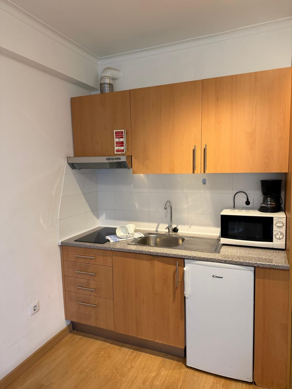 Coffee/tea facilities, Kitchen or kitchenette, stove, toaster