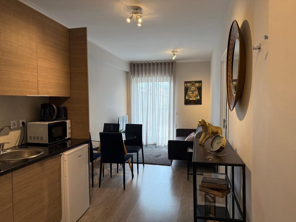 Kitchen or kitchenette, Dining area, stove, toaster