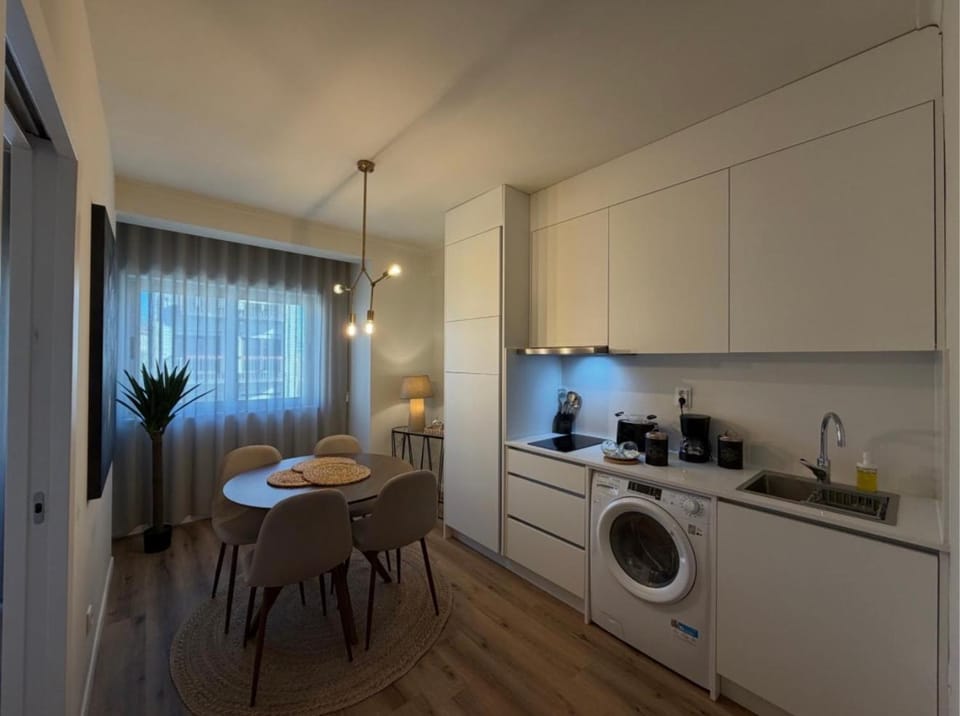 Coffee/tea facilities, Kitchen or kitchenette, Dining area, stove, toaster, washing machine