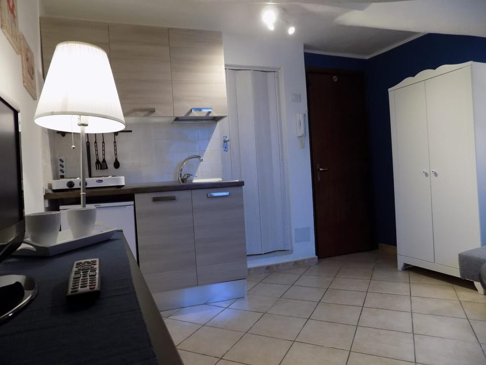 TV and multimedia, Coffee/tea facilities, Kitchen or kitchenette, Living room, Seating area, Dining area