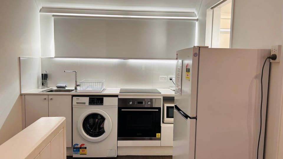 Kitchen or kitchenette, minibar, oven, washing machine