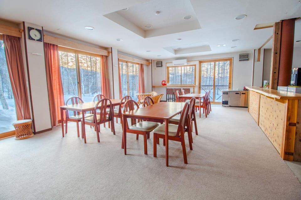 Restaurant/places to eat, Lounge or bar