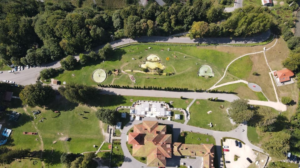 Bird's eye view, Location