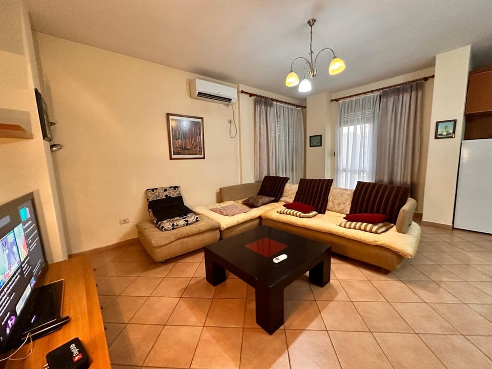 Communal lounge/ TV room, TV and multimedia, Living room, Seating area, Evening entertainment, air conditioner