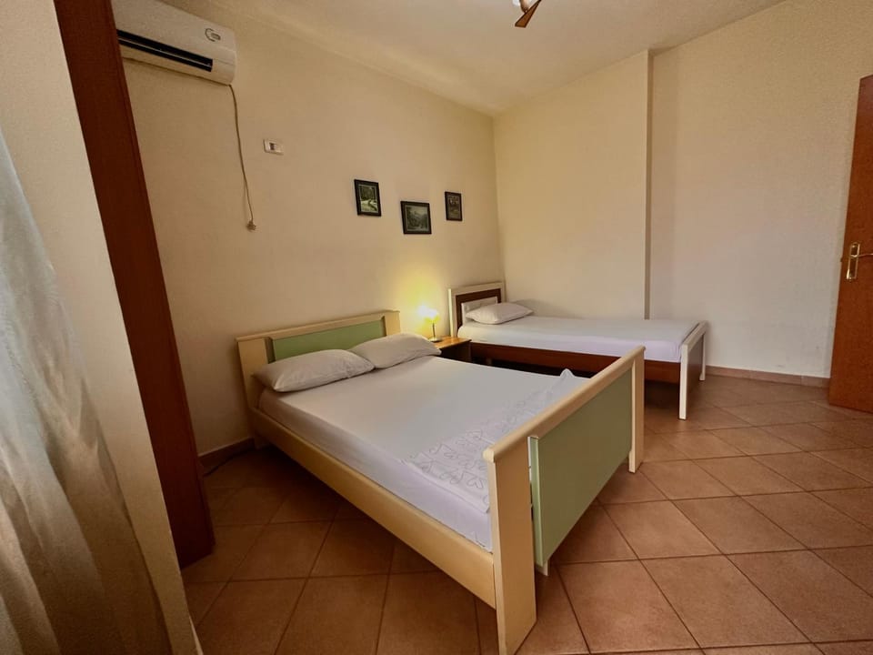 Bed, Photo of the whole room, Bedroom, air conditioner