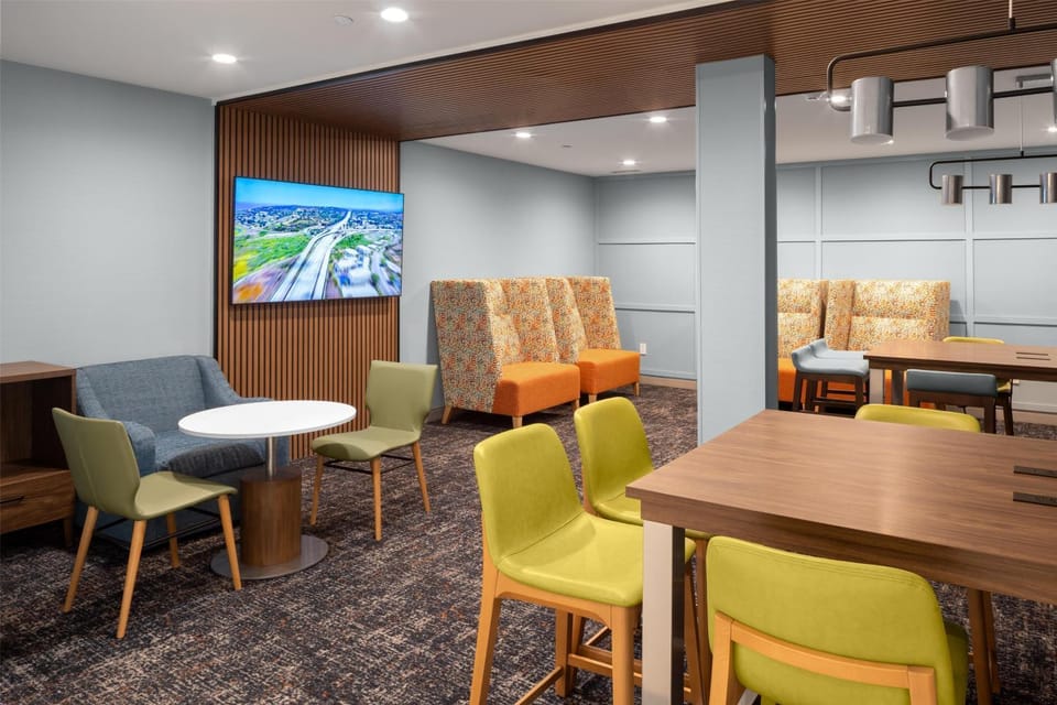 TV and multimedia, Lobby or reception, Business facilities, Seating area, Entertainment