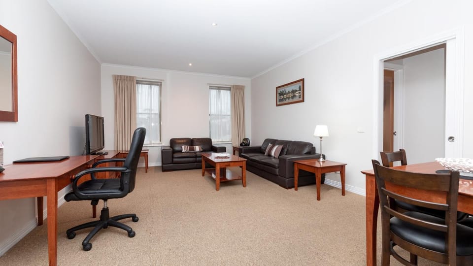 TV and multimedia, Living room, Seating area, Dining area, hair dresser