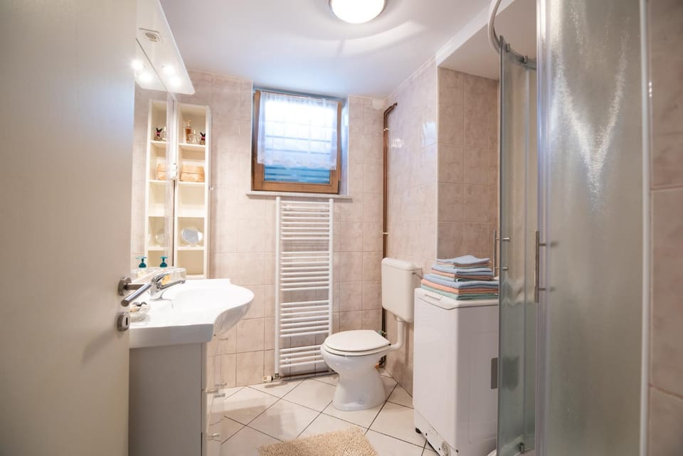 Shower, Toilet, Bathroom, towels, washing machine