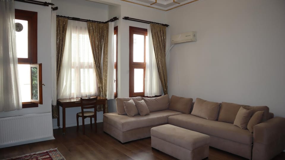 Seating area, internet, air conditioner