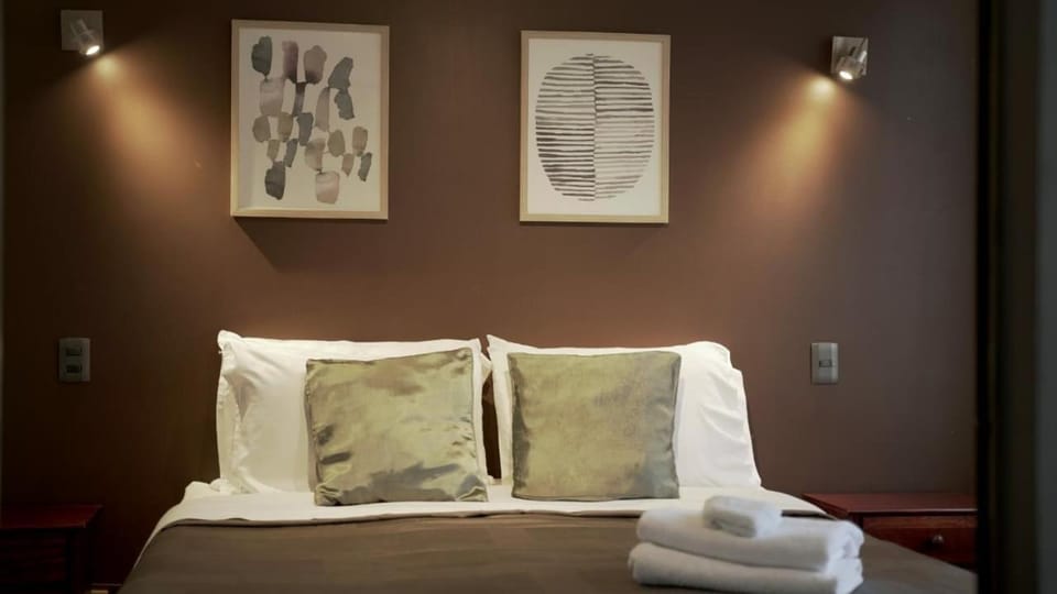Photo of the whole room, towels