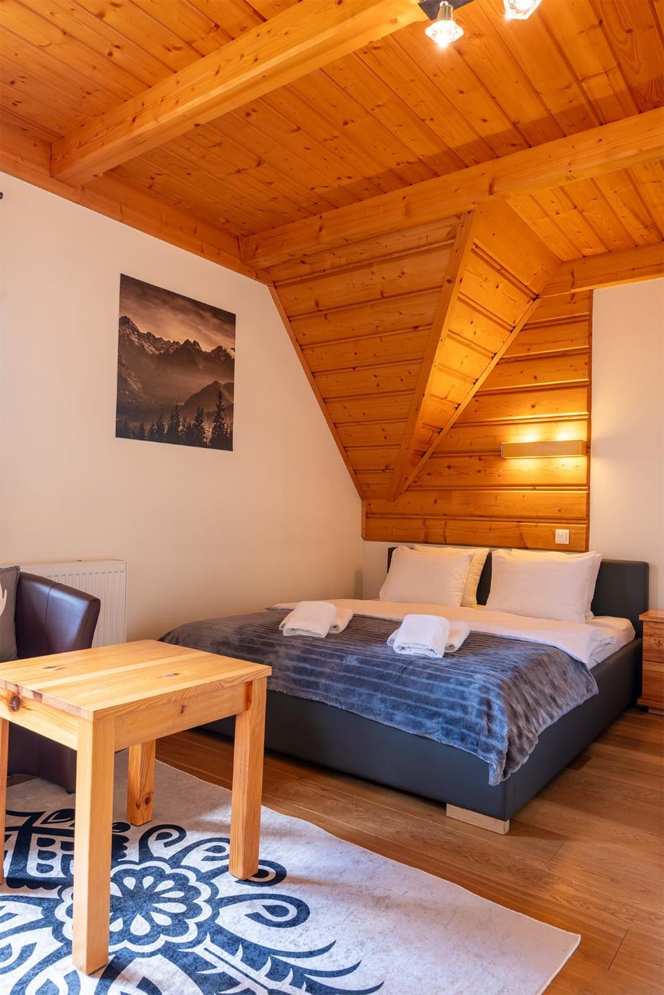 Bed, Photo of the whole room, Bedroom, towels