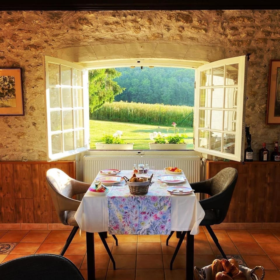Seating area, Food