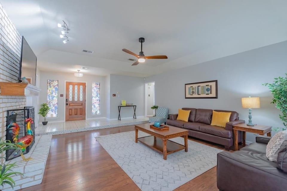 Beautiful Home with Sunroom, Gameroom, Yard & BBQ House in San Antonio
