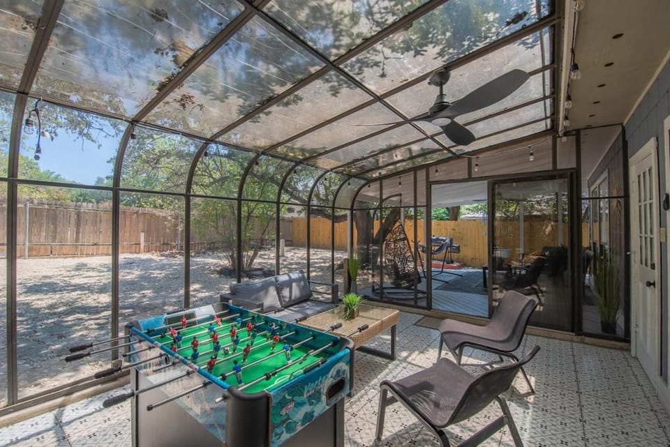 Beautiful Home with Sunroom, Gameroom, Yard & BBQ House in San Antonio