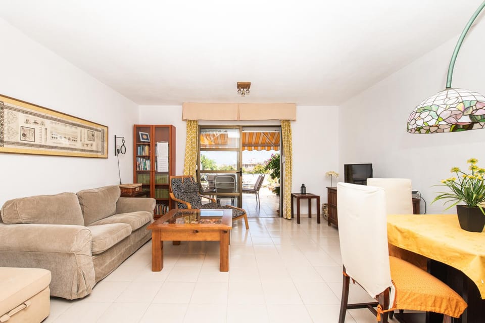 TV and multimedia, Living room, Seating area, Dining area