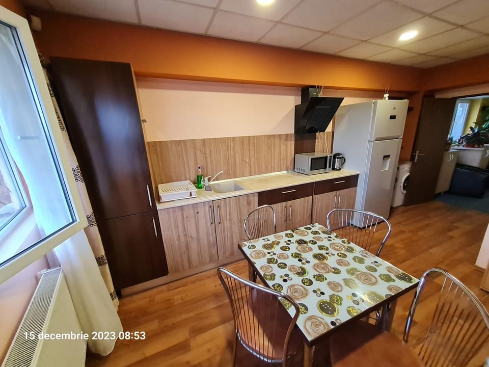 Kitchen or kitchenette, Dining area, minibar