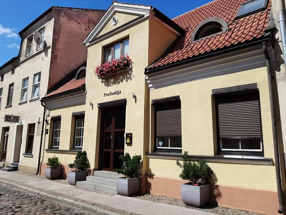 Facade/entrance