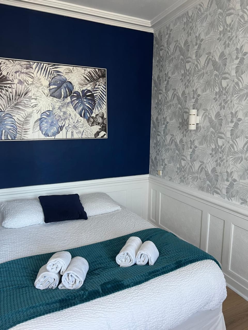 Bed, Photo of the whole room, Decorative detail, Bedroom