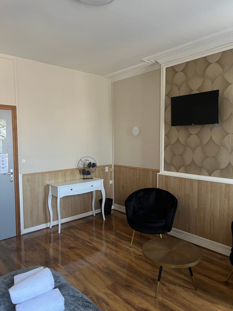 Photo of the whole room, Seating area, Bedroom