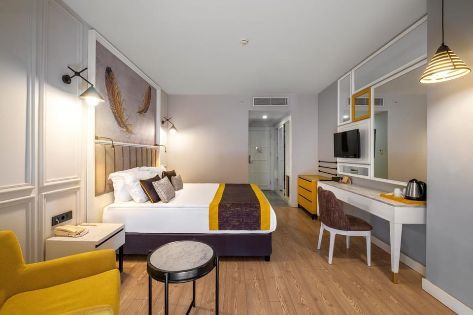Bed, Photo of the whole room, Bedroom, minibar
