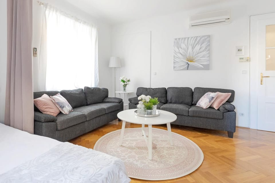 Communal lounge/ TV room, TV and multimedia, Living room, Seating area