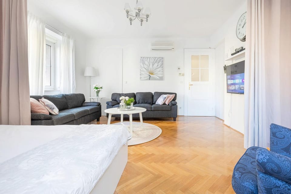 Communal lounge/ TV room, TV and multimedia, Living room, Seating area