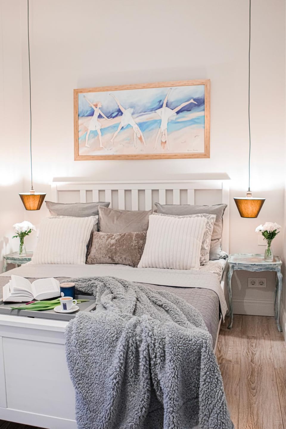 Bed, Photo of the whole room, Seating area, Bedroom