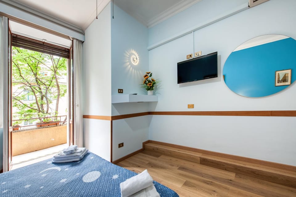 Bed, TV and multimedia, Bedroom