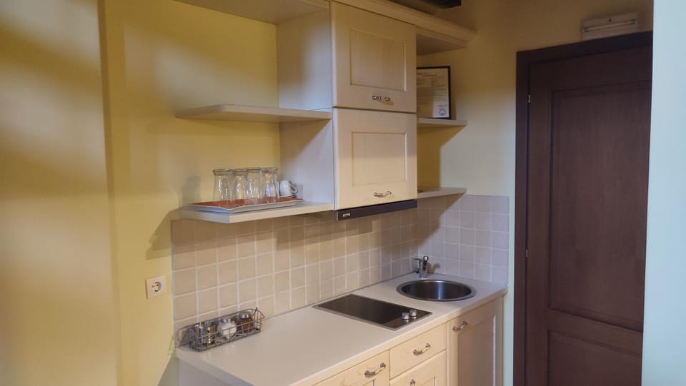Coffee/tea facilities, stove