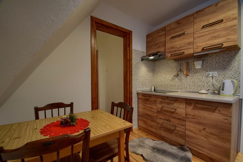 Kitchen or kitchenette, Dining area