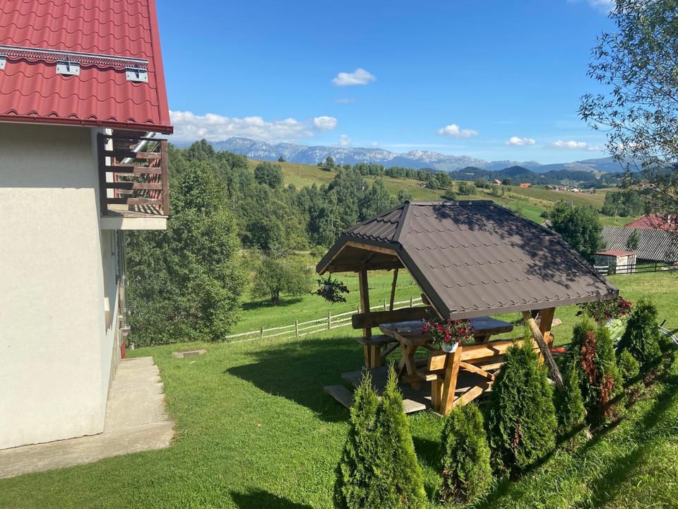 Garden, Balcony/Terrace, Mountain view