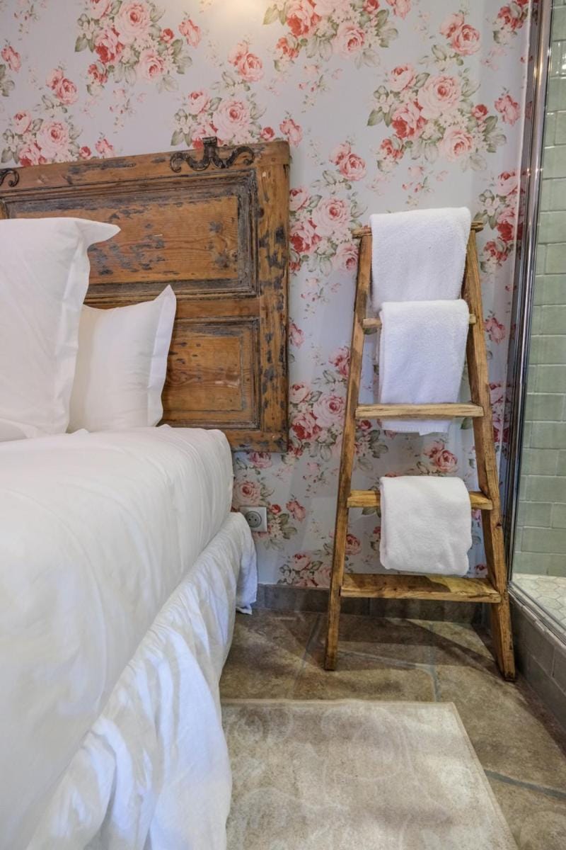 Bed, towels