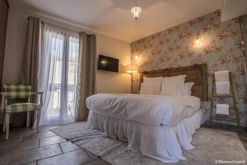 Bed, TV and multimedia, Photo of the whole room, Bedroom, towels