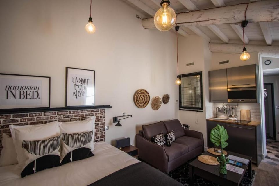 Kitchen or kitchenette, Photo of the whole room, Seating area, Dining area